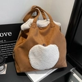 Borsa tote in peluche marrone con toppa a mela bianca e manici in morbida pelliccia - Marrone (Mela)