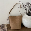 Bolso saco minimalista de ante color camello con colgante de conejo y correa ancha - Marrón con colgante
