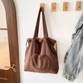 Borsa tote in finta pelle scamosciata marrone con dettaglio cuore di peluche invernale - Caffè (Cuore)