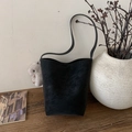 Bolso bombonera minimalista de cuero negro mate con colgante de conejo y estilo vintage - Negro con colgante
