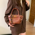 Bolso tipo cubo de cuero marrón oscuro con cierre dorado y borla trenzada para mujer - Marrón