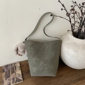 Bolso cubo texturizado verde grisáceo con colgante de conejo de peluche y correa ancha - Verde con Colgante