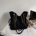 Schwarze Shopper-Tasche aus Wildleder mit Goldkette und Kordelzug-Details - Schwarz