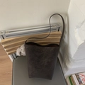Bolso cubo retro gris oscuro texturizado con un colgante de conejo de peluche - Ébano con Colgante