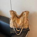 Camel Wildleder Tragetasche mit Rautensteppung und goldener Kette in Braun - Khaki