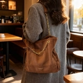 Braune Shopper-Tasche aus Wildlederimitat mit Rautensteppung und goldenen Kettenelementen - Braun
