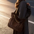 Dunkelbraune Wildleder-Einkaufstasche mit goldener Kette und seitlichem Kordelzug - Kaffeebraun