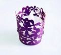 Détail macro du motif floral violet découpé au laser pour décoration de bougie LED - Violet foncé