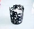 Détail de l'abat-jour ajouré noir avec motif floral et bougie LED blanc chaud - Noir Kaki
