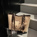 Grande borsa tote beige ricamata con motivo a gatto e ciondolo a forma di coniglio - Cachi Con Pendente