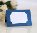 Vue détaillée du marque-place de mariage bleu perlé avec bordure en dentelle blanche - Bleu foncé