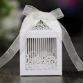 Caja para dulces de boda cortada con láser con diseño de rosas y cinta de organza - Blanco