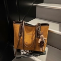 Borsa tote in camoscio giallo con ricamo gatto e ciondolo a forma di coniglio - Marrone con ciondolo