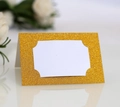 Gros plan d'un marque-place de mariage doré scintillant avec espace d'écriture élégant - Or Pailleté