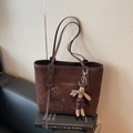 Borsa tote in camoscio caffè scuro con ricamo di gatto e ciondolo a forma di coniglio - Caffè con Ciondolo