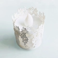 Vela LED blanca con funda de papel cortada con láser y diseño de hojas de uva - Blanco