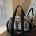 Borsone da viaggio capiente con motivo pied de poule bianco e nero e tracolla - Houndstooth