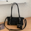 Bolso tote negro mate minimalista con correa bandolera y pequeño monedero incluido - Negro