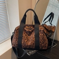 Borsa da viaggio capiente con stampa leopardata, manici rinforzati e tracolla regolabile - Stampa leopardata