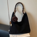 Sac cabas minimaliste en daim noir avec poignées en perles de bois et pompon en fourrure - Noir avec pendentif