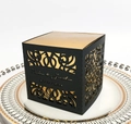 Laserschnitt Geschenkbox in Schwarz und Gold mit Hohlmuster und Hochzeitsdatum-Detail - Schwarz + Gold