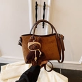 Bolso tote retro de ante tostado con adornos de cuero marrón y un amuleto de oso tejido - Marrón con colgante