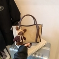 Bolso tote de ante caqui con adornos de cuero marrón y un tierno colgante de oso - Caqui con Colgante