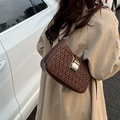Schicke braune gewebte Baguette-Schultertasche mit silberner quadratischer Schnalle aus Leder - Braun