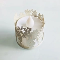 Candela LED bianca con elegante copertura in carta traforata a laser con motivo a uva - Argento