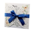 Invito di nozze elegante tagliato al laser con motivi floreali e fiocco di raso blu scuro - Bianco