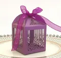 Detalle de caja para dulces violeta cortada con láser con rosas y cinta decorativa - Púrpura oscuro