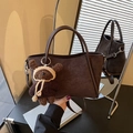 Bolso tote de ante marrón oscuro con colgante de oso y correas de hombro sencillas - Café con Colgante