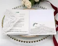 Elegante set per inviti di nozze in pizzo tagliato a laser con decoro su vassoio d'oro - Bianco