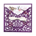 Détail de l'invitation dentelle découpée au laser avec nœud crème et carte florale - Violet foncé