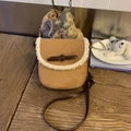 Borsa a sella in pelle scamosciata marrone con bordo in agnellino e fiocco in pelle - Cachi