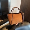 Bolso tote marrón de ante con asas de cuero y correa de hombro ajustable para mujer - Marrón Sin Colgante