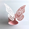 Macro di un portatovagliolo a farfalla in carta rosa tagliata al laser per matrimoni - Rosa