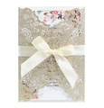 Dettaglio dell'invito tagliato al laser in oro rosa con glitter e fiocco in nastro crema - Oro Chiaro Scintillante