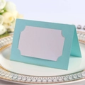 Κομψή κάρτα θέσης γάμου tiffany blue laser cut σε πιάτο με λευκά τριαντάφυλλα - Μπλε Tiffany