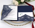 Invito matrimonio blu navy tagliato al laser con pizzo intricato e carta floreale elegante - Blu Profondo