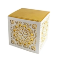 Detail der lasergeschnittenen Mandala-Hochzeitsbox aus weißem Papier mit Gold-Inlay - Weiß + Gold