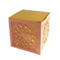 Makro-Detail der lasertgeschnittenen rosa Geschenkbox mit goldenem Futter und Mandala - Rosa & Gold