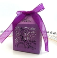Détail d'une boîte à bonbons violette découpée au laser avec motifs floraux et ruban soie - Violet foncé