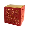 Detail der lasergeschnittenen Rosenmuster auf einer roten und goldenen Geschenkbox - Rot + Gold