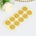 Adesivi dorati rotondi per buste con testo Invitation e motivi a volute eleganti - 29x32mm / Oro