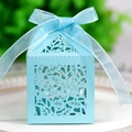 Λεπτομέρεια από γαλάζιο κουτί δώρου με laser-cut λουλούδια και κορδέλα από σατέν ύφασμα - Μπλε Tiffany