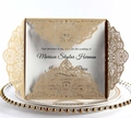 Detalle de invitación de boda mandala cortada con láser sobre un elegante plato blanco - Beige Dorado