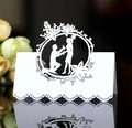 Elegantes tarjetas de mesa blancas para bodas con silueta romántica de pareja cortada con láser - Blanco
