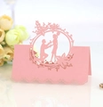 Tarjeta de lugar rosa cortada con láser para boda con silueta de propuesta y flores - Rosa