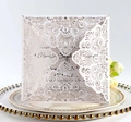 Elegante lasergeschnittene Hochzeitseinladung mit floralem Hohldesign auf weißem Papier - Weiß
